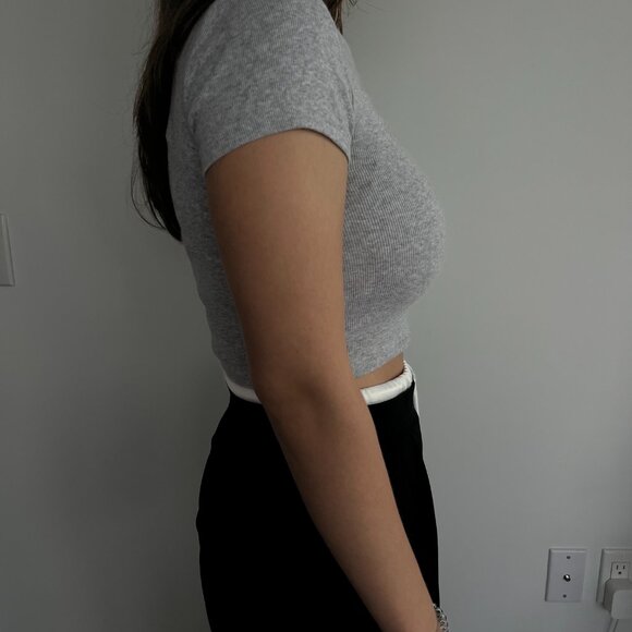 Aritzia TNA Crop Grey T-Shirt - Size Medium - Picture 6 of 7